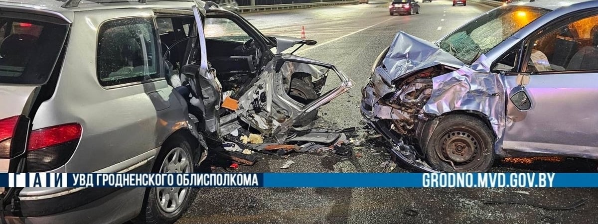 В Гродно столкнулись сразу три автомобиля — водитель и пассажир в больнице