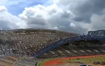 Появилось видео, как в Малайзии за считанный секунды снесли стадион на 80 тыс. человек — Видео