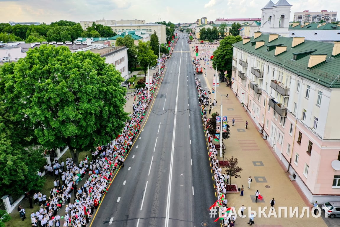 Искренние напутствия, много музыки и рекорд. Выпускники страны празднуют «Последний звонок» в Бресте