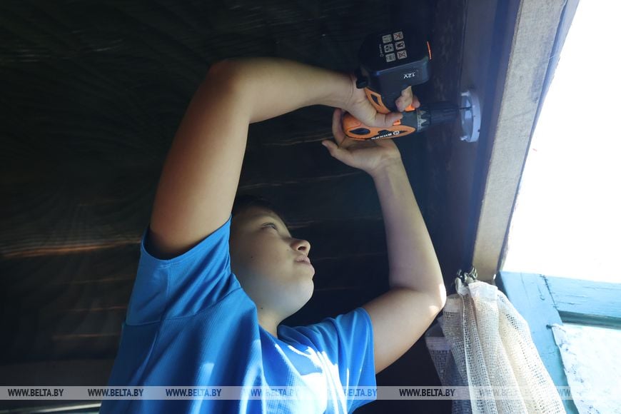 Как 12-летний белорус за 10 дней сам построил дом на даче