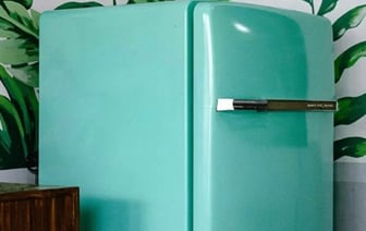 «Холодильник полетел в окно». Белорусы поделились забавными историями со студенческих времен