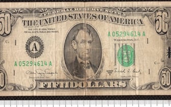 Пять долларов превратились в 50. Белоруска принесла в обменник поддельную купюру