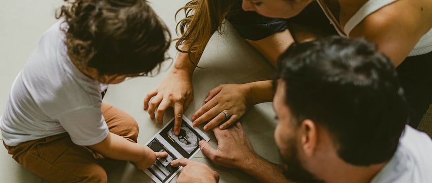 В России глыба льда упала на очередь в военкомат – есть погибший и пострадавшие