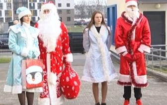 Новый год в больнице. К детям в Бресте пришел Дед Мороз со Снегурочкой