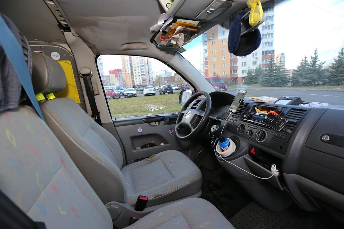 Розовый Volkswagen T5 шесть лет находится в продаже