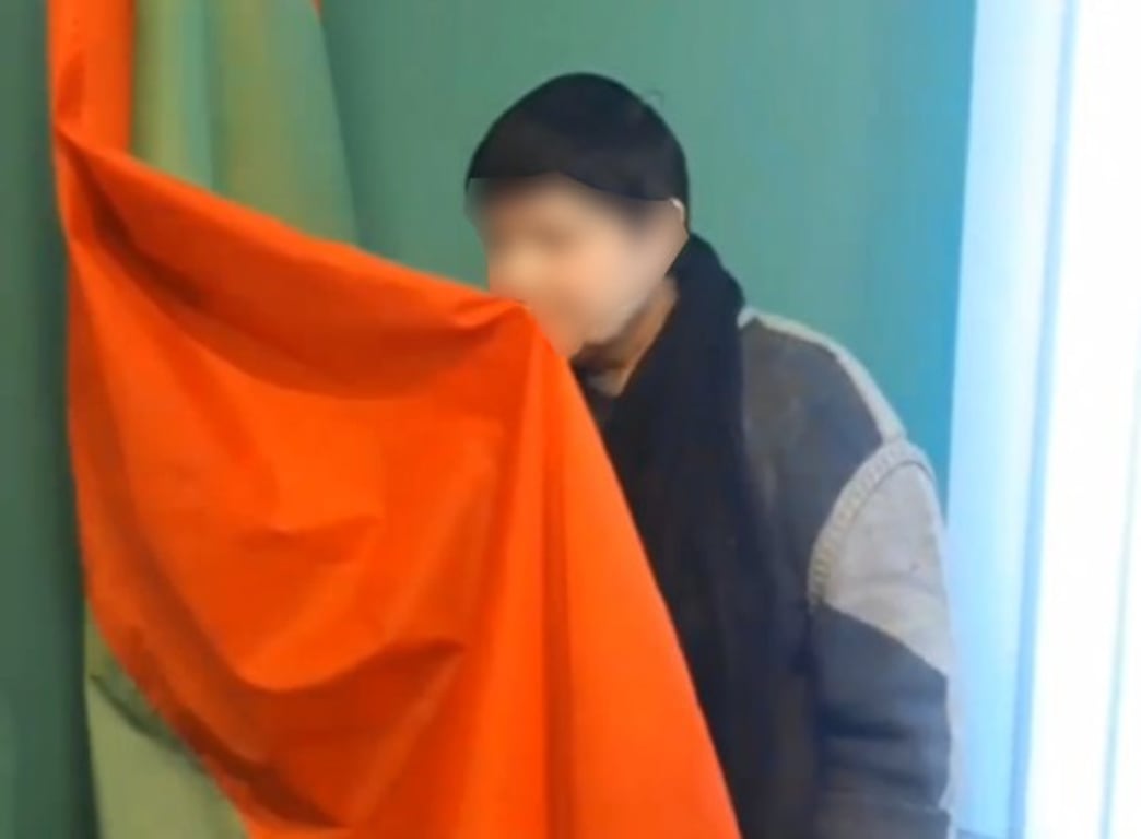 Силовики заставили целовать флаг задержанную женщину. 2024 год. Скриншот видео