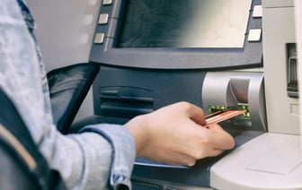 Один из банков разрешил белорусам снимать наличные с кредитных карт. Где можно получить без комиссии?