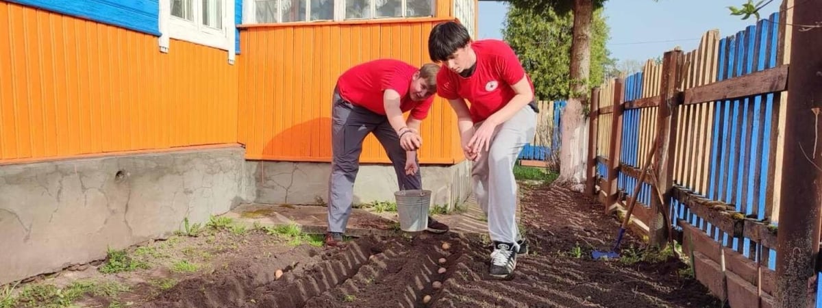 В Гродненской области волонтёры помогают пожилым людям — какие работы выполняют