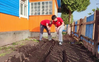 В Гродненской области волонтёры помогают пожилым людям — какие работы выполняют