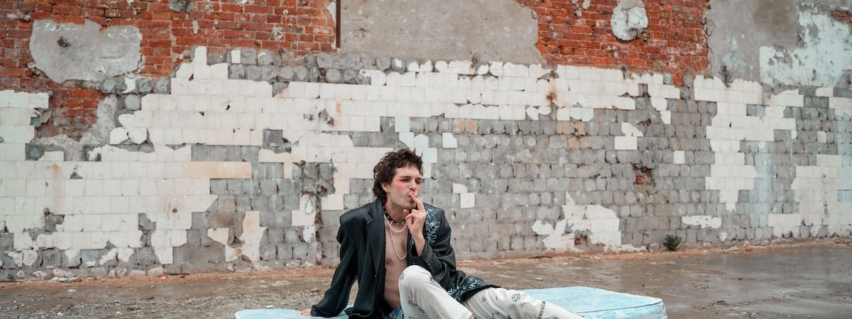 Минчанин ударил кулаком агитационный стенд, на него возбудили уголовное дело за хулиганство