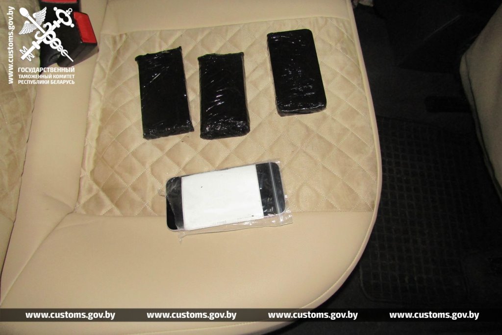 Женщина спрятала 40 айфонов. Случай на границе в Бресте