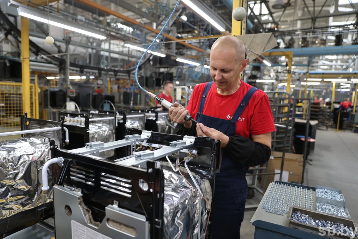 В Бресте премьер-министр Беларуси Роман Головченко ознакомился с производством газовых плит и строительством патриотического центра