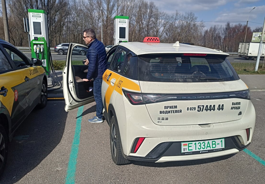 «Чистыми 40—50 рублей в день имею». Таксисты из Бреста о работе на BYD Dolphin