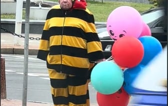 «Он хоть в курсе, что стал звездой?» Мужчина своим видом взбудоражил соцсеть