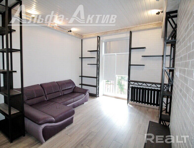 В этой трехэтажке в советские годы жила партийная элита Бреста. А что там сейчас продают?