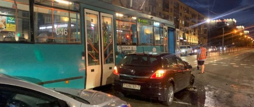 Opel проехал на красный и столкнулся с трамваем в Минске – видео