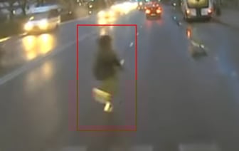 В Бресте девочка побежала перед груженой фурой — видео