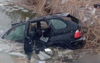 Автомобиль съехал в водоем: женщина утонула