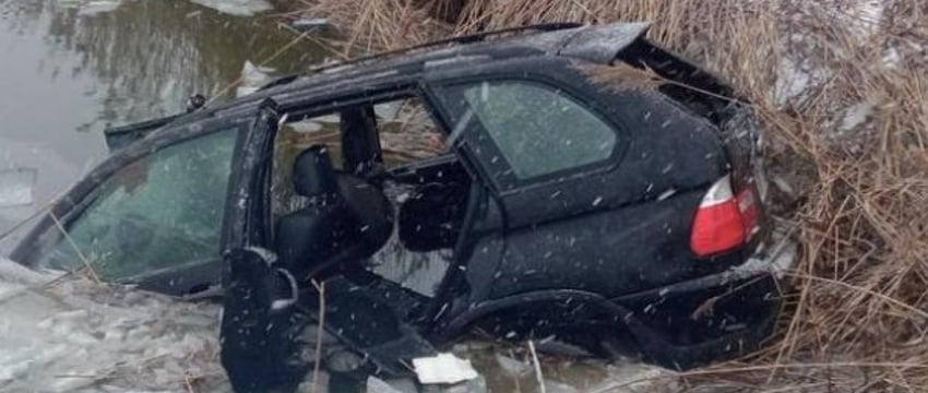 Автомобиль съехал в водоем: женщина утонула