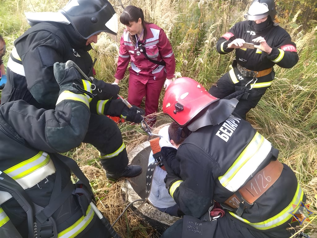 Школьник упал в канализационный колодец в Новополоцке, мальчик получил травмы. Фото МЧС