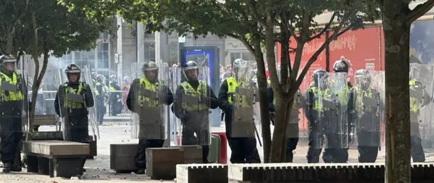 Экстренное заседание после беспорядков созывают в Великобритании