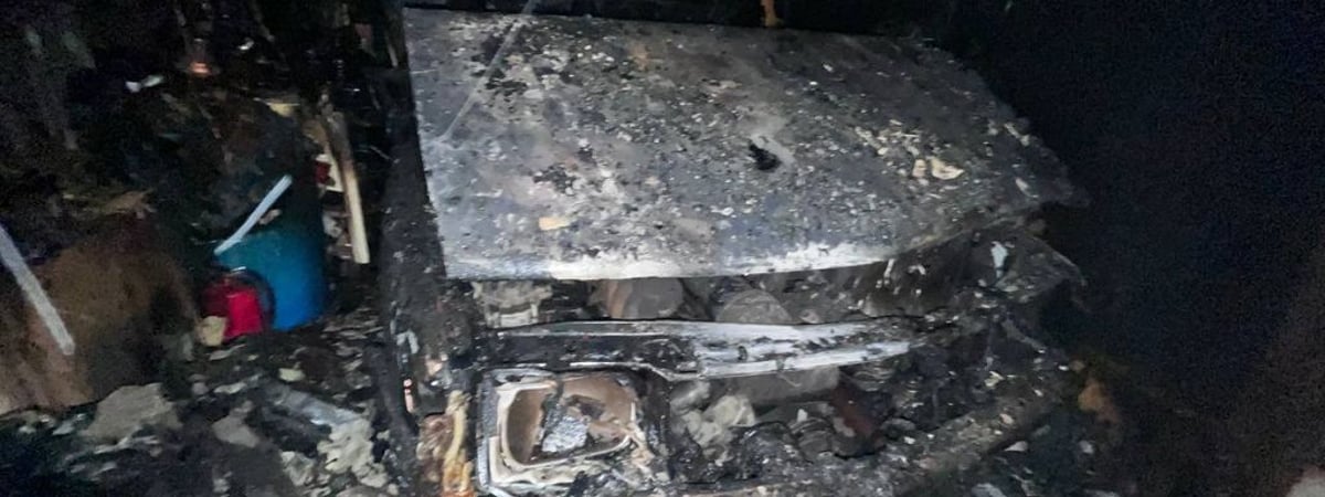 В Мостах пожар полностью уничтожил автомобиль в гараже