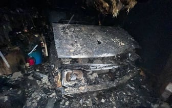 В Мостах пожар полностью уничтожил автомобиль в гараже