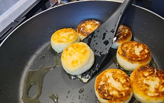 Чем заменить яйца при приготовлении сырников? Эти 3 продукта улучшат вкус блюда — Полезно