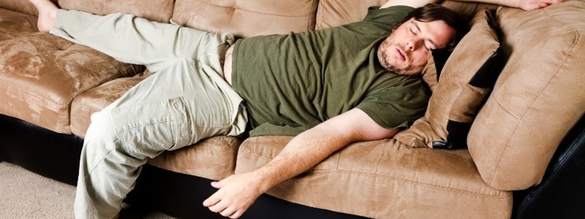 Лежите на диване после еды? Узнайте, почему не следует этого делать — Полезно