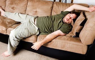 Лежите на диване после еды? Узнайте, почему не следует этого делать — Полезно