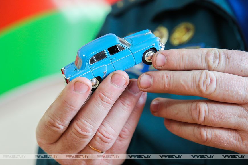 Хобби началось с новогоднего подарка. Житель Жабинки собрал более 270 моделей автомобилей