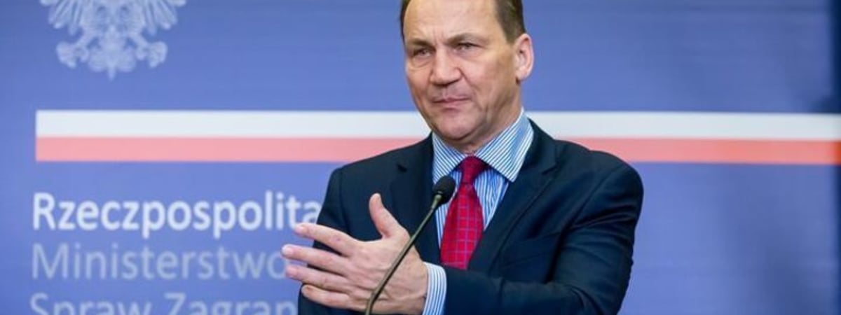 Сикорский: Польша рассматривает возможность закрытия оставшихся двух пунктов пропуска на границе с Беларусью