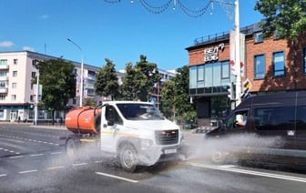 На улицах Бреста охлаждают раскалённый асфальт. Видео