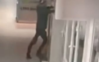 Белорус проник в магазин через отверстие в потолке и украл 16 гаджетов