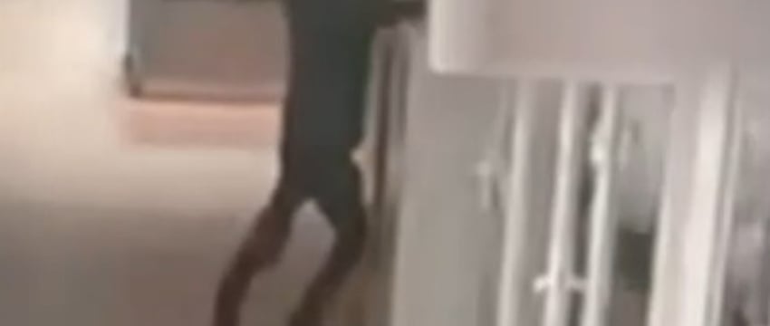 Белорус проник в магазин через отверстие в потолке и украл 16 гаджетов