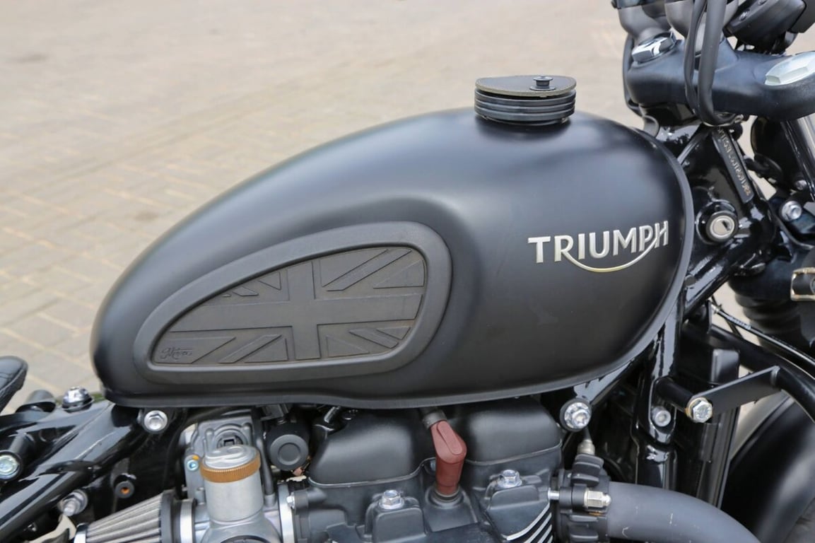 «В замок зажигания впихнули ключ от шкафа». Белорус про Triumph Bonneville Bobber из Америки