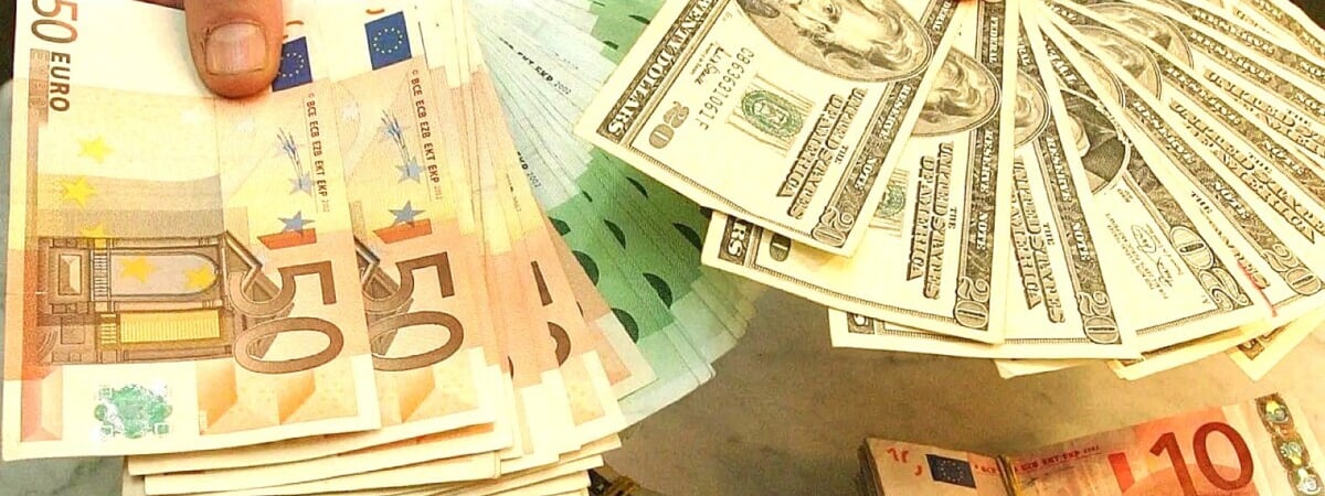 Евро в Беларуси обвалился до минимума за 5 месяцев, а доллар стал дороже. С какими курсами уходим на выходные?