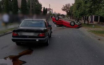 Volkswagen лег на крышу после столкновения с Mercedes в Бресте