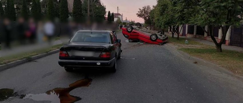 Volkswagen лег на крышу после столкновения с Mercedes в Бресте