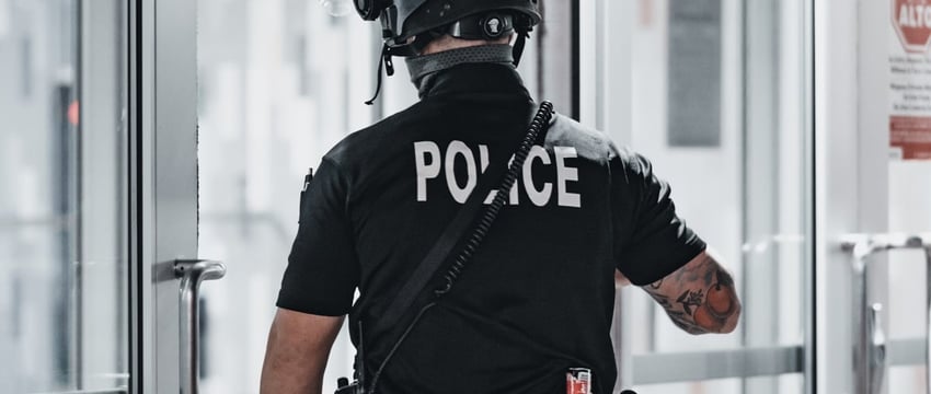Обвинения против американского полицейского, убившего чернокожего автомобилиста в 2023 году, сняты.