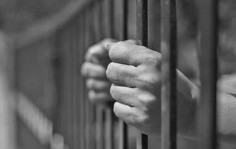 Во Франции пять мужчин заключены в тюрьму за оплату сексуальных действий с 12-летней девочкой.