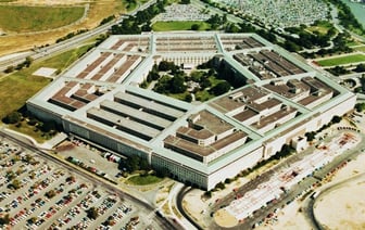 США предупреждают Иран о "серьезных последствиях", если он нападет на Израиль.