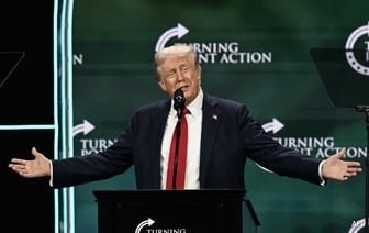 "Через 4 года вам больше не придется голосовать", - говорит Дональд Трамп христианам