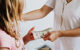 В Беларуси досрочно выплатят пенсии и пособия