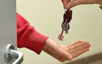 Помощь прокуратуры несовершеннолетней в регистрации в квартире отца