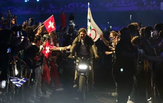 Прыжок Тома Круза, парящий рояль и грандиозный салют. Собрали самые яркие кадры с закрытия Олимпиады — Видео