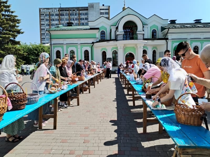 В храмах Бреста в полном разгаре освящение пасок и куличей. Фоторепортаж
