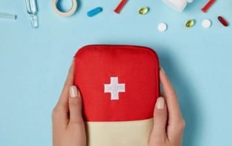 Минздрав определил, что должно обязательно быть в универсальной аптечке первой помощи