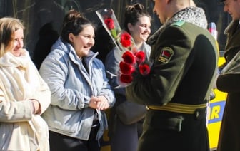 Брестские пограничники поздравили с 8 Марта въезжающих в Беларусь женщин