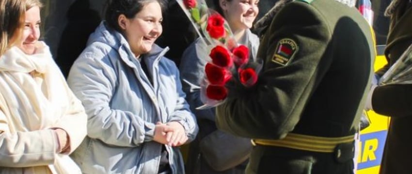 Брестские пограничники поздравили с 8 Марта въезжающих в Беларусь женщин